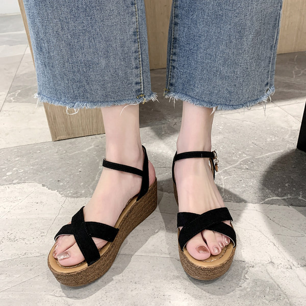 Καθημερινά σανδάλια πλατφόρμας και σταυροτά λουράκια