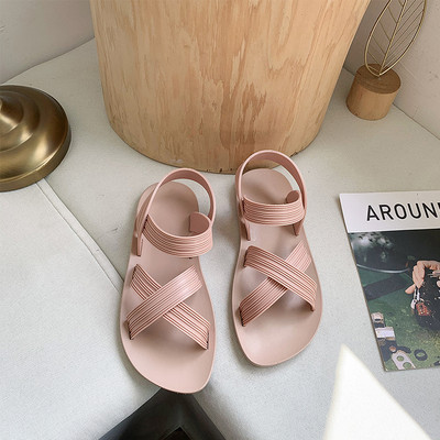 Γυναικεία καουτσούκ σανδάλια με επίπεδη σόλα και λουράκια