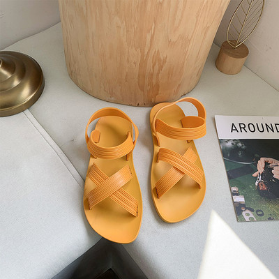 Γυναικεία καουτσούκ σανδάλια με επίπεδη σόλα και λουράκια