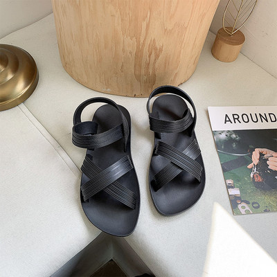 Γυναικεία καουτσούκ σανδάλια με επίπεδη σόλα και λουράκια