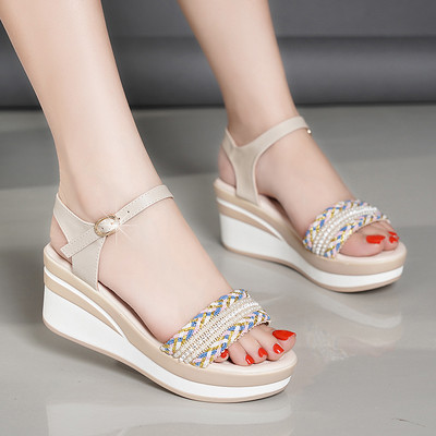 Γυναικεία σανδάλια πλατφόρμας με διακόσμηση με χάντρες