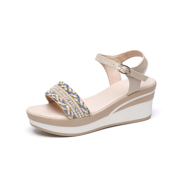 Γυναικεία σανδάλια πλατφόρμας με διακόσμηση με χάντρες