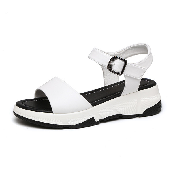 Baltos ir juodos moteriškos basutės lygiais padais