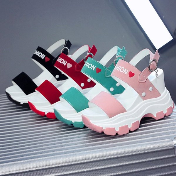 Ženske sandale s visokim grubim potplatom i natpisima