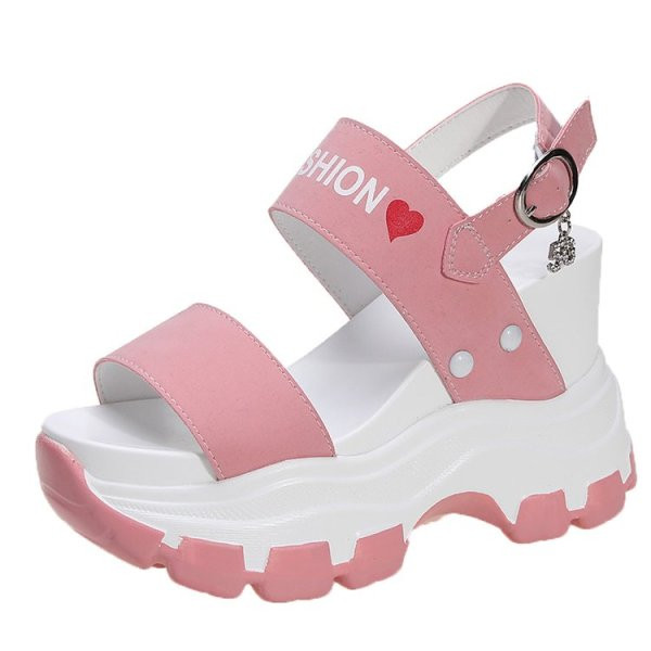 Ženske sandale s visokim grubim potplatom i natpisima