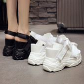 Ženske ležerne sandale s visokim potplatom i kopčama