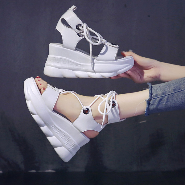 Ženske sandale s visokom platformom i vezicama