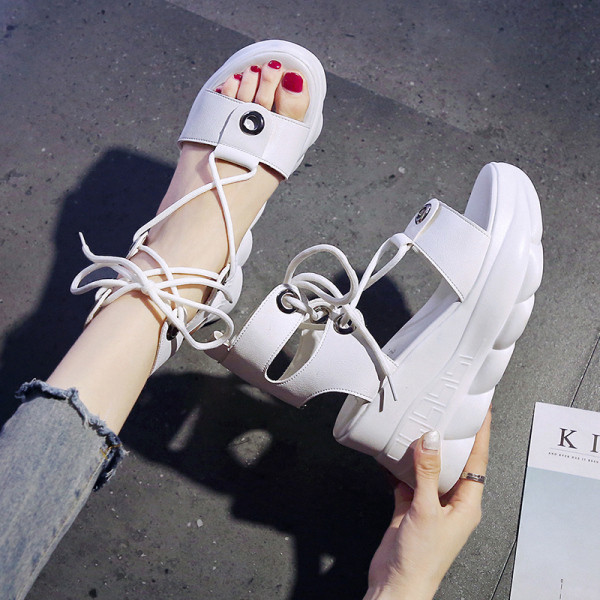 Ženske sandale s visokom platformom i vezicama