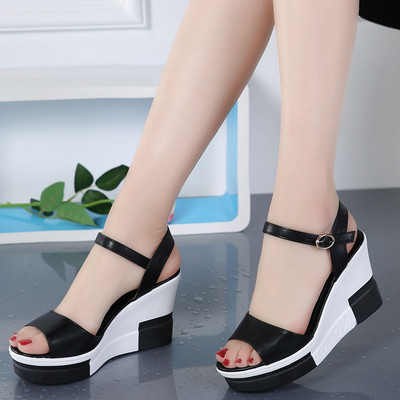 Γυναικείες παντόφλες με πλατφόρμα 7 εκατοστά και αγκράφα