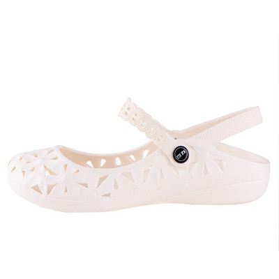 Γυναικεία σανδάλια με αγκράφα και κομμένα στοιχεία