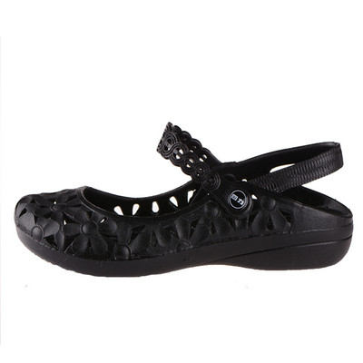 Γυναικεία σανδάλια με αγκράφα και κομμένα στοιχεία