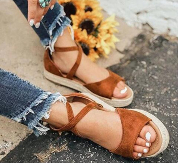 Moderne ljetne sandale s platformom