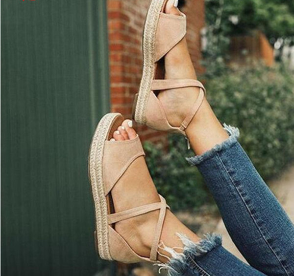 Moderne ljetne sandale s platformom