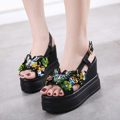 Γυναικεία σανδάλια με ψηλή πλατφόρμα και διακόσμηση με χρωματιστές πέτρες