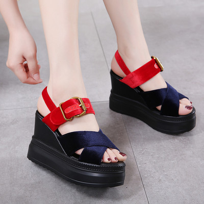 Γυναικεία σανδάλια με ψηλή πλατφόρμα και διακόσμηση με χρωματιστές πέτρες