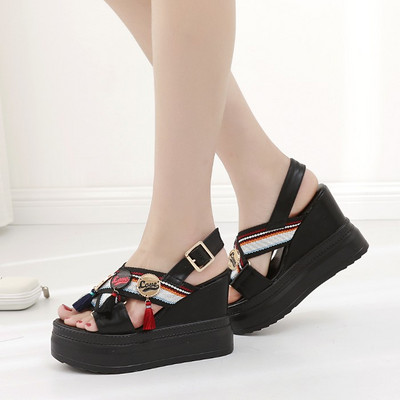 Γυναικεία σανδάλια με ψηλή πλατφόρμα και διακόσμηση με χρωματιστές πέτρες