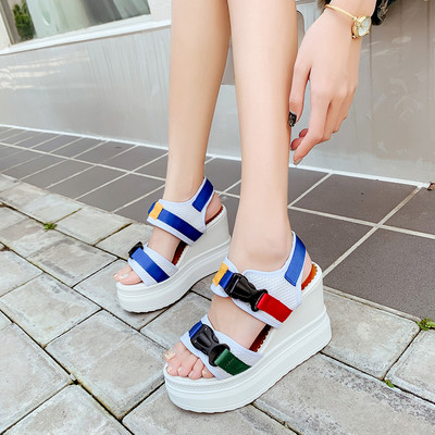 Γυναικεία σανδάλια με ψηλή πλατφόρμα και διακόσμηση με χρωματιστές πέτρες