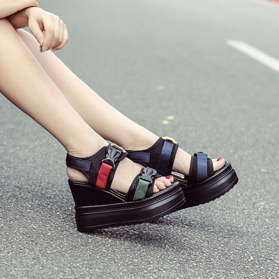 Γυναικεία σανδάλια με ψηλή πλατφόρμα και διακόσμηση με χρωματιστές πέτρες