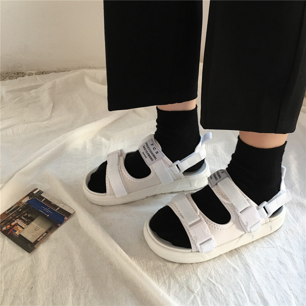 Ležerne ženske sandale sa zakrpama u bijeloj i crnoj boji