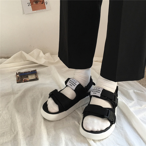 Ležerne ženske sandale sa zakrpama u bijeloj i crnoj boji