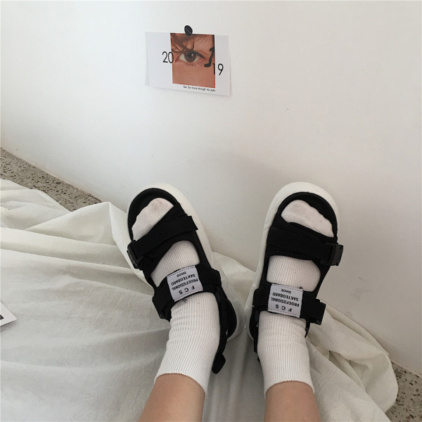 Ležerne ženske sandale sa zakrpama u bijeloj i crnoj boji