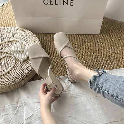 Zatvorene ženske sandale s ravnim potplatom