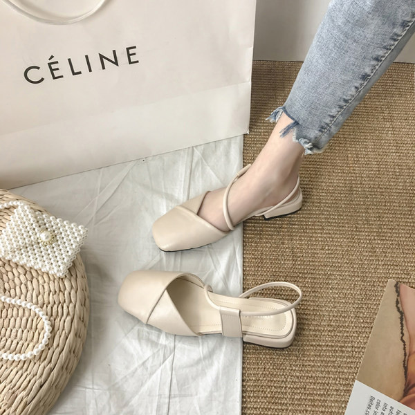 Zatvorene ženske sandale s ravnim potplatom