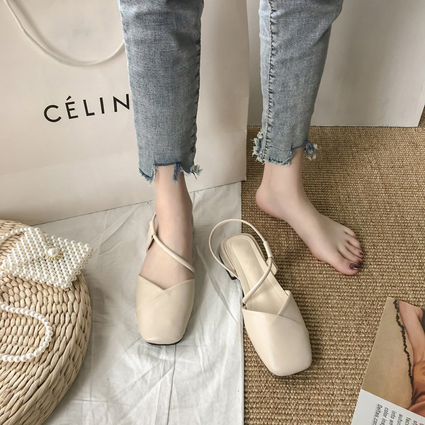 Zatvorene ženske sandale s ravnim potplatom