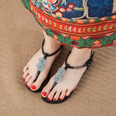 Γυναικεία χαμηλά σανδάλια με λεπτά λουράκια και λουλούδια