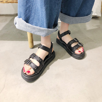 Ženske sandale u retro stilu s kopčama