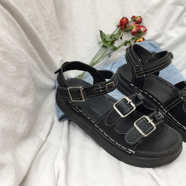 Ženske sandale u retro stilu s kopčama