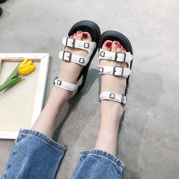 Ženske sandale u retro stilu s kopčama