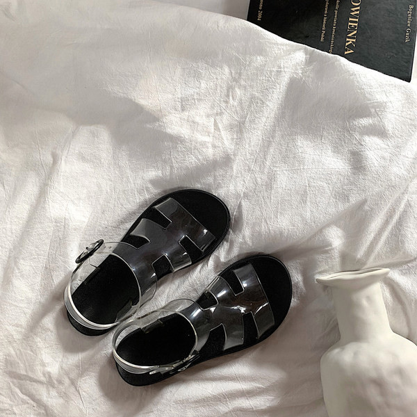 Novi model ženskih sandala sa ravnim đonom i silikonskim remenčićima