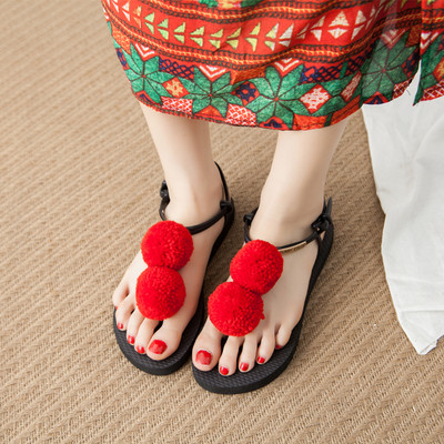 Ženske ravne sandale s pomponima