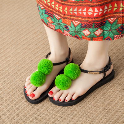 Ženske ravne sandale s pomponima