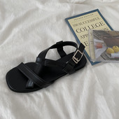 Ženski remen s ravnim potplatom u crnoj boji i remenom