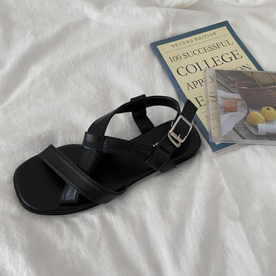 Ženski remen s ravnim potplatom u crnoj boji i remenom