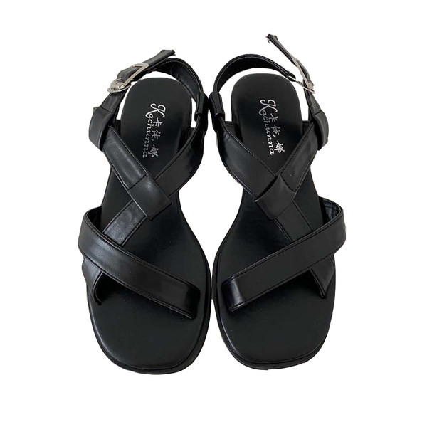 Ženski remen s ravnim potplatom u crnoj boji i remenom