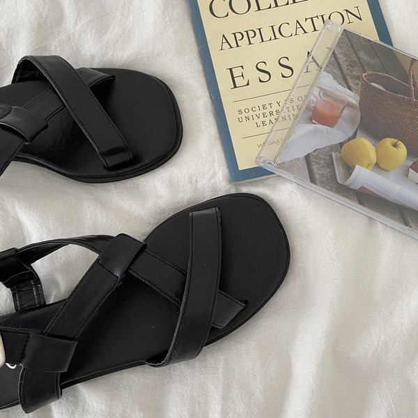 Ženski remen s ravnim potplatom u crnoj boji i remenom