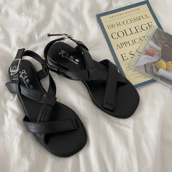 Ženski remen s ravnim potplatom u crnoj boji i remenom