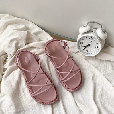 Moderne ženske sandale s kožnim remenom