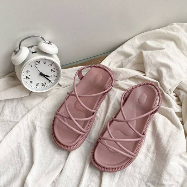 Moderne ženske sandale s kožnim remenom