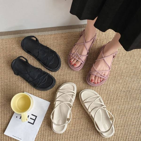 Moderne ženske sandale s kožnim remenom