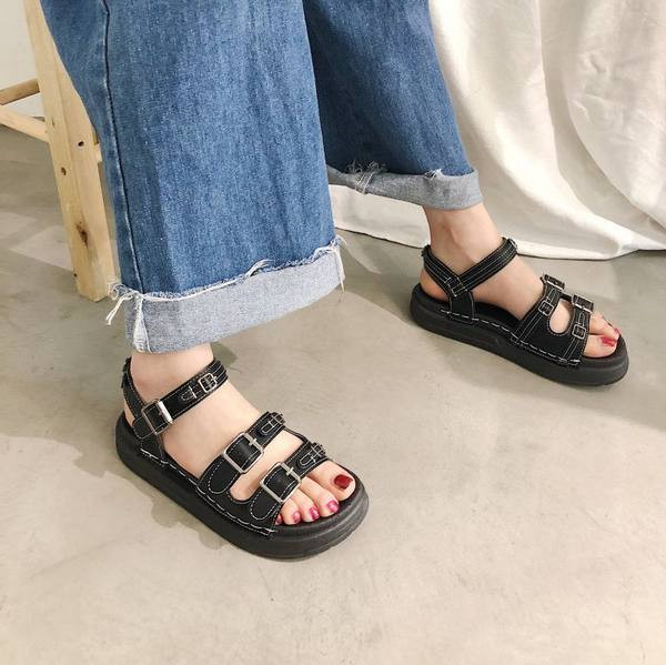 Ženske sandale s kopčama i ravnim potplatom