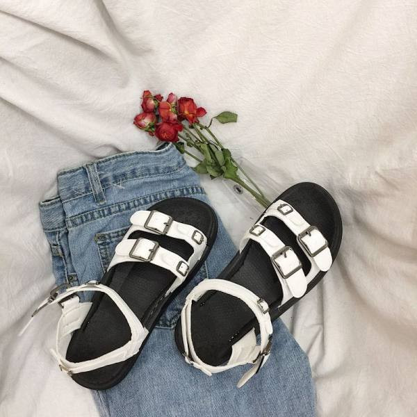 Ženske sandale s kopčama i ravnim potplatom