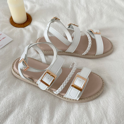 Ženske sandale s ravnim potplatom i kopčom