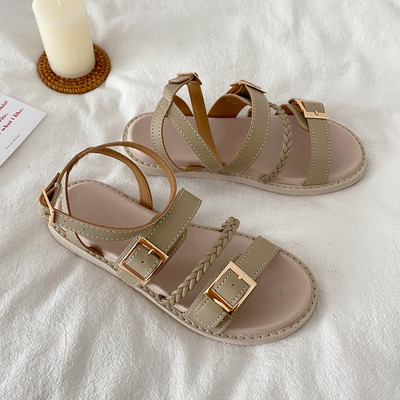 Ženske sandale s ravnim potplatom i kopčom