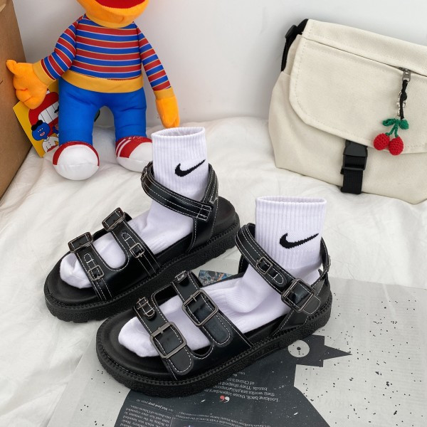 Ležerne sandale s kopčama i ravnim potplatom