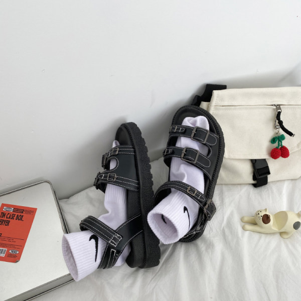 Ležerne sandale s kopčama i ravnim potplatom