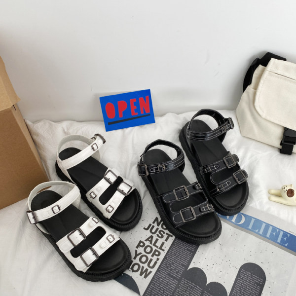 Ležerne sandale s kopčama i ravnim potplatom